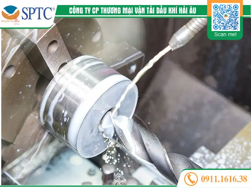 Hình ảnh: Quá trình gia công sử dụng dầu cắt gọt kim loại pha nước dạng nhũ tương